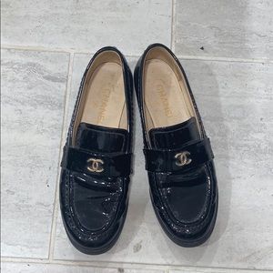 CHANEL BLACK PATENT LEATHER ROUND-TOED LOAFER